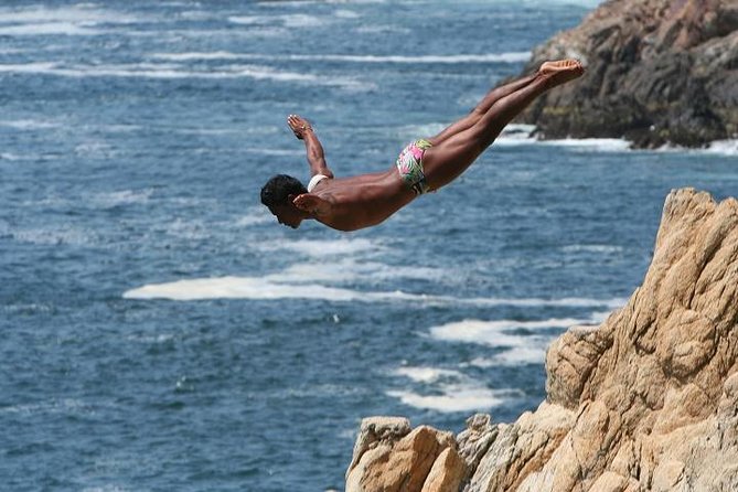 4hr Fun Guide Tour For Cruisers or Hotels Guests with Divers Show - La Quebrada Cliff Divers: How to Catch the Performance Without the Panic