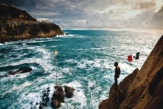 Acapulco Cliff Divers at Night - Dinner first, cliffs on your plate: La Perla at night