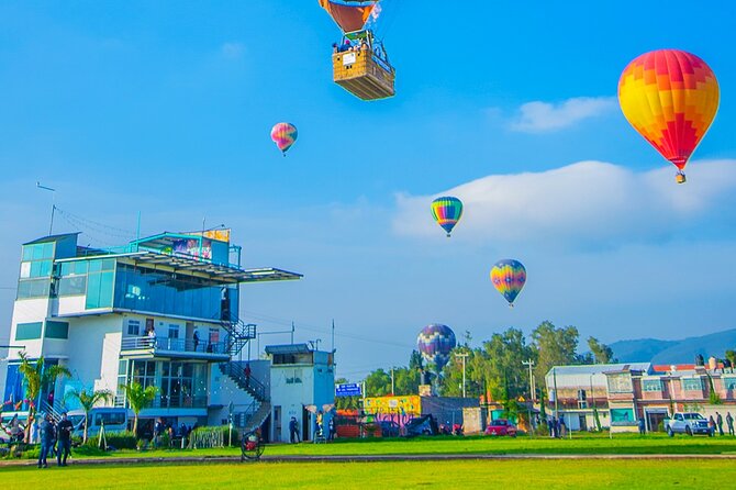 Balloon adventure: transfer+breakfast in the cave+guided pyramids - Guided Teotihuacan: Pyramid of the Sun and Pyramid of the Moon in two hours