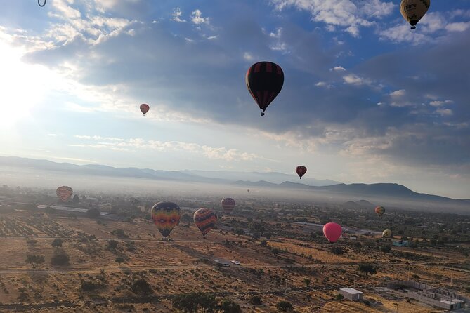 Balloon flight + Transportation + Breakfast in Cave or buffet + Pyramids - Breakfast inside La Cueva Teotihuacán, plus a reality check on the food