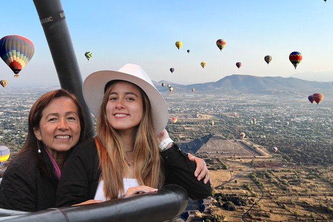 Balloon flight with breakfast in Cave and Pyramids tour from CDMX - Coffee, cookies, and photos before takeoff