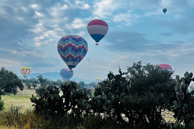 Balloon flight with private transportation and guided tour to Teotihuacán - Breakfast and the reset before Teotihuacan
