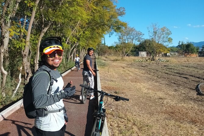 Bike tour to the Tule Tree and the Gastronomic Market - Daniel’s guiding style: facts that make the tree feel real