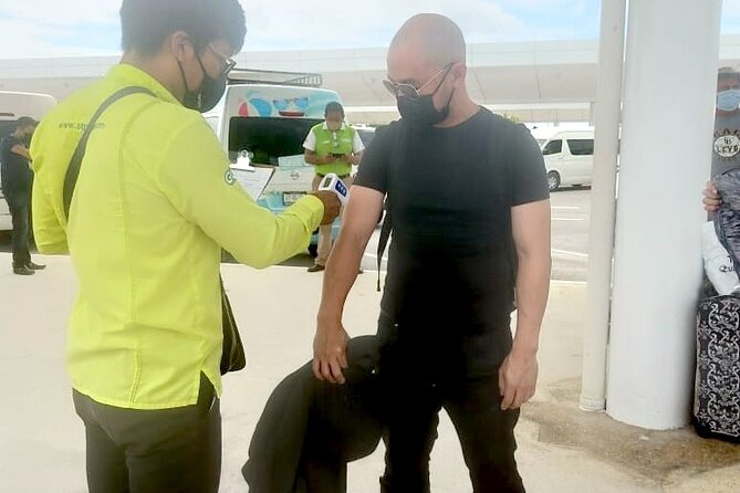 Black Luxury Van WiFi arrivals aboard from Cancun Airport - Flight delays and pickup changes: how to avoid extra fees