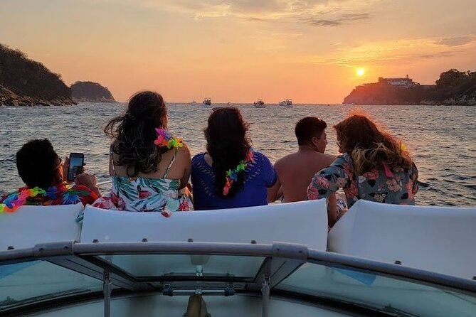 Cabo Arch Sunset Yacht Tour - Dinner & Drinks — Up to 18 Guests - Price and value: $999 for the group, not for a person
