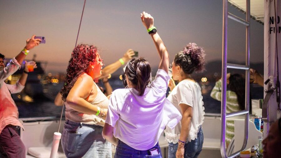 Cabo San Lucas: Sunset Party Cruise with Open Bar - Free time in Cabo: how to use that final 30 minutes