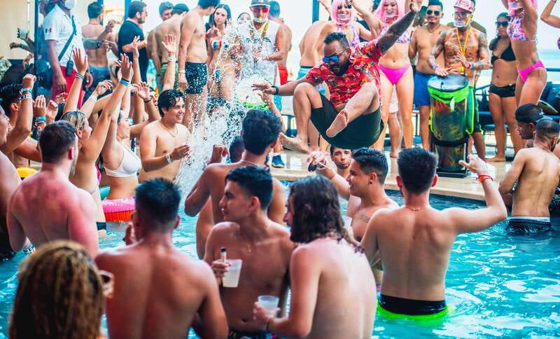 Cancún: Coco Bongo Beach Party Experience - Food and Signature Drinks: What Included Tastes Like