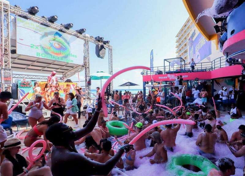 Cancún: Coco Bongo Beach Party Experience - What to Watch For: Table Upsells and Open-Bar Upgrades
