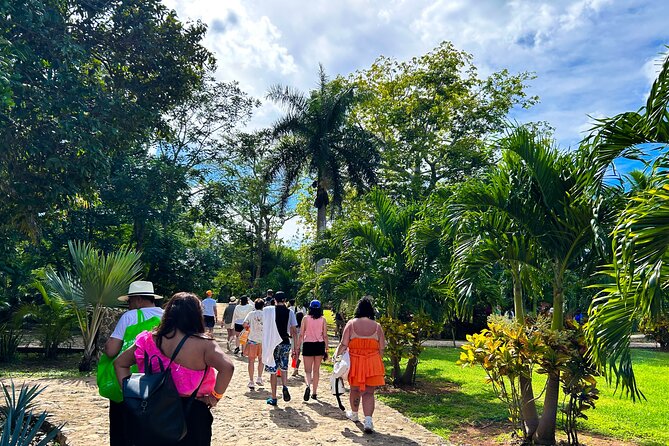 Chichen Itza Early Access Private Tour with Buffet Lunch - Your Guide Matters: Humor, Clear Explanations, and Bilingual Style