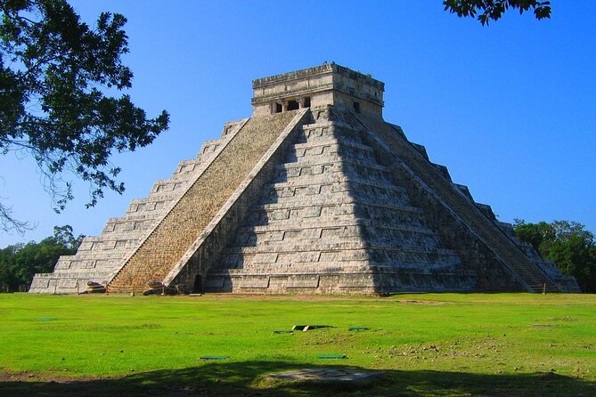 Chichen Itza Exclusive Tour, Cenote, Magical Town & Buffet - Temple of the Warriors and El Caracol: short stops with a purpose