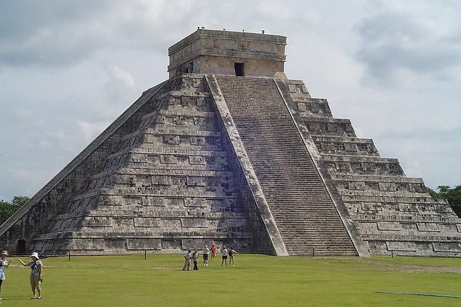 Chichen Itza Free Tours with Cenote Experience in Mexico - Chichén Itzá: The Kukulkan Pyramid In Strong Sun