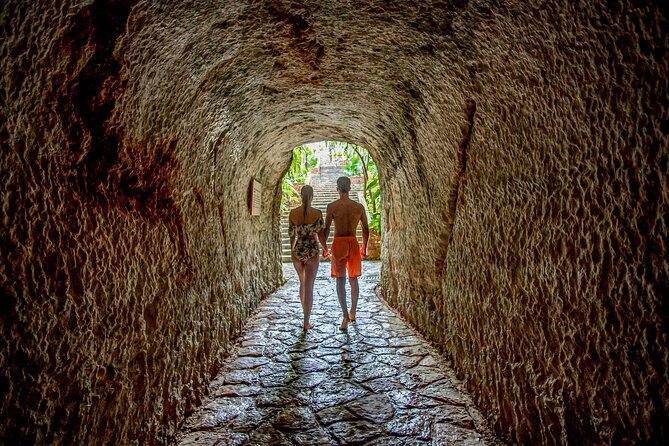 Chichén Itzá Guided Tour with Cenote & Buffet at Valladolid - Entering Chichén Itzá with a guide, earphones, and limited patience for stopping