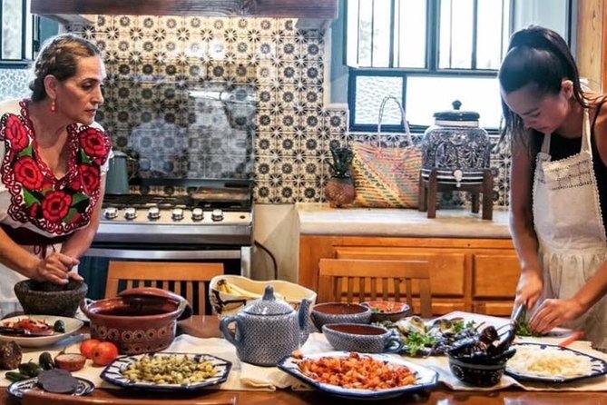 Cocina del Norte - Salsa-making with real technique, including salsa verde and salsa roja