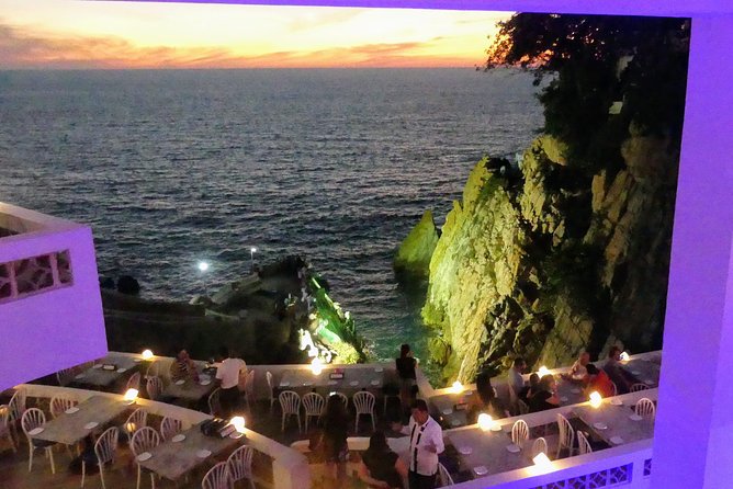 DeLuxe Cliff Divers+Sunset Exhibition byNight w/Different Options - The high cliff-jumping show and what happens if weather changes