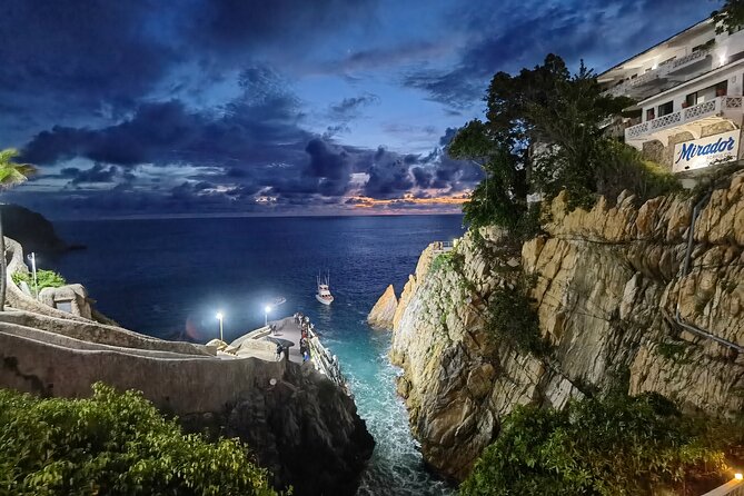 DeLuxe Cliff Divers+Sunset Exhibition byNight w/Different Options - Who should book this Acapulco experience, and who might skip it