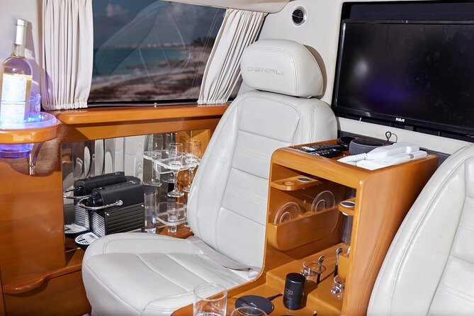 Deluxe Limousine GMC from Cancun Airport - Finding your driver in Cancun: terminals, landmarks, and shirt colors