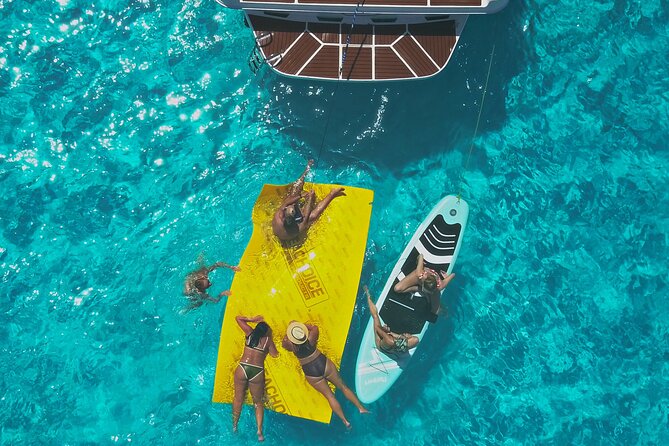 Deluxe Yacht 48FT with FlyBrige Rental in Cancun - Price and value: what $268.24 per group really means