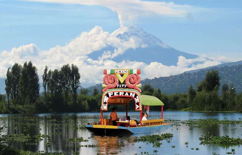 Discover Xochimilco and Coyoacán: Tradition, Music, Culture - Mariachi on the water, floating snacks, and craft-boat culture