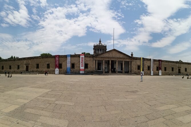 Downtown Guadalajara and Tlaquepaque Tour - Guadalajara Cathedral: Short Time, Big Atmosphere