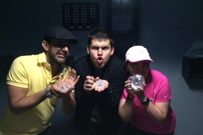 Escape Room in Guadalajara: Central Bank Robbery - Smart casual and small comfort moves before you play