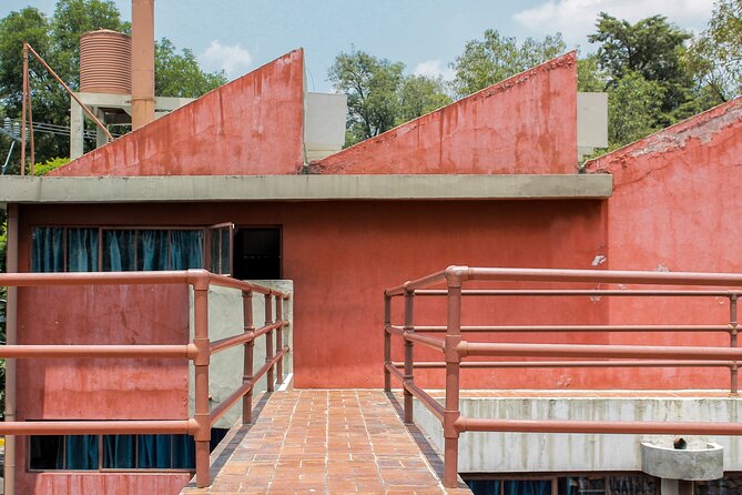 EXCLUSIVE TOUR Casa Estudio Frida Kahlo-Diego Rivera Small Groups - Juan O’Gorman’s architecture is the hidden backbone
