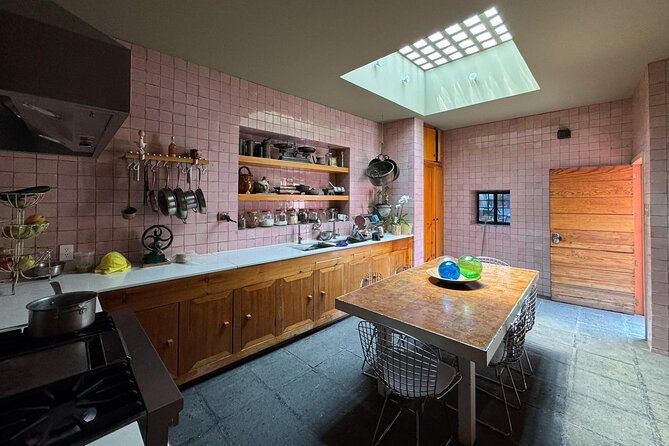 EXCLUSIVE TOUR Luis Barragán Casa Pedregal - small groups - What the guide experience feels like in a real small group