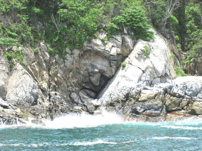 From La Crucecita: Private Huatulco 7 or 5 Bays Boat Trip - Key moments that make this trip worth it