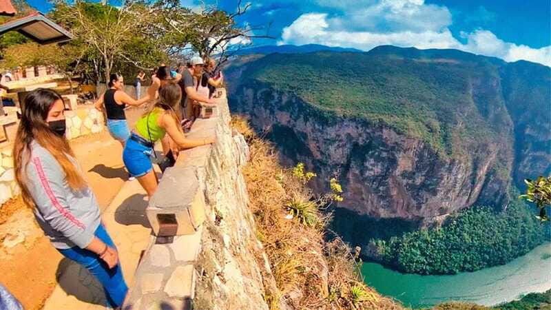 From Tuxtla Sumidero Canyon, Viewpoint & San Cristobal Tour - Chiapa de Corzo Free Time: Colonial Square, Handicrafts, and a Market Bite