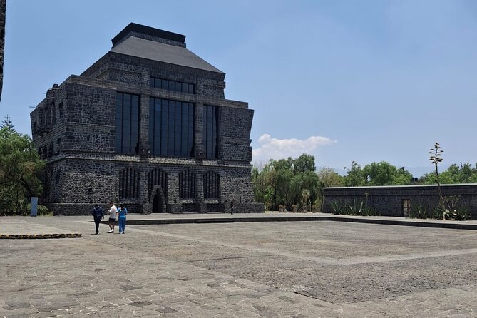 Full-Day Private Tour of Mexico City: Teotihuacan and Xochimilco - Price and logistics: what you’re really paying for