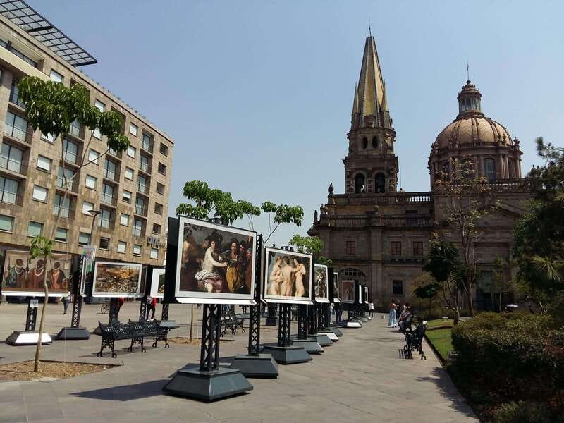 Guadalajara: Culture, Architecture, and Market Walking Tour - Guadalajara Cathedral: A Photo Stop That Turns Into Real Understanding
