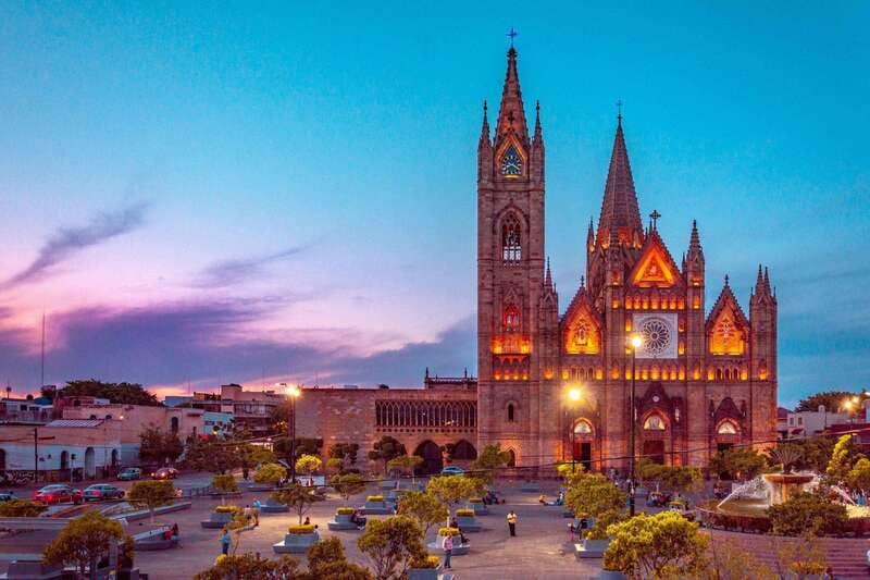 Guadalajara: Guided Tlaquepaque Night Tour with Hotel Pickup - Tlaquepaque after dark: a friendly start to your night