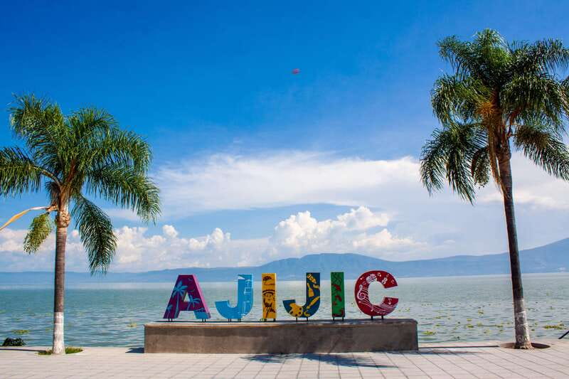 Guadalajara: Lake Chapala and Ajijic Day Trip with Boat Trip - Ajijic stroll time, cobblestones and the boardwalk