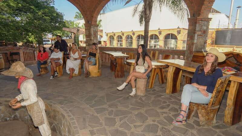 Guadalajara: Premium Tequila Tour with Tastings and Pairings - Cantaritos El Guero: live band energy and the signature drink