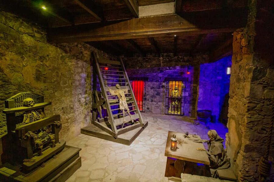 Guanajuato: Mummies, Mines and Tunnels Guided Group Tour - Store stops at Cuarzos El Barretero and La Valenciana Curiosidades