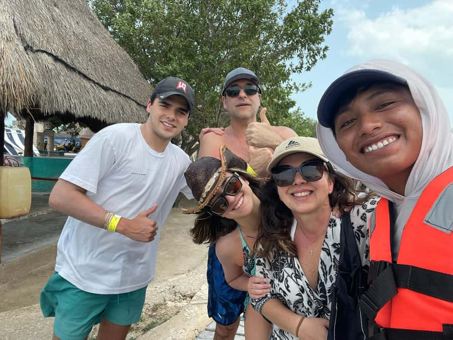 Holbox: Punta Mosquitos, Yalahau, & Pasión Island Boat Tour - Meet at Servicios Turisticos Holboxeños, then a quick hop to the water