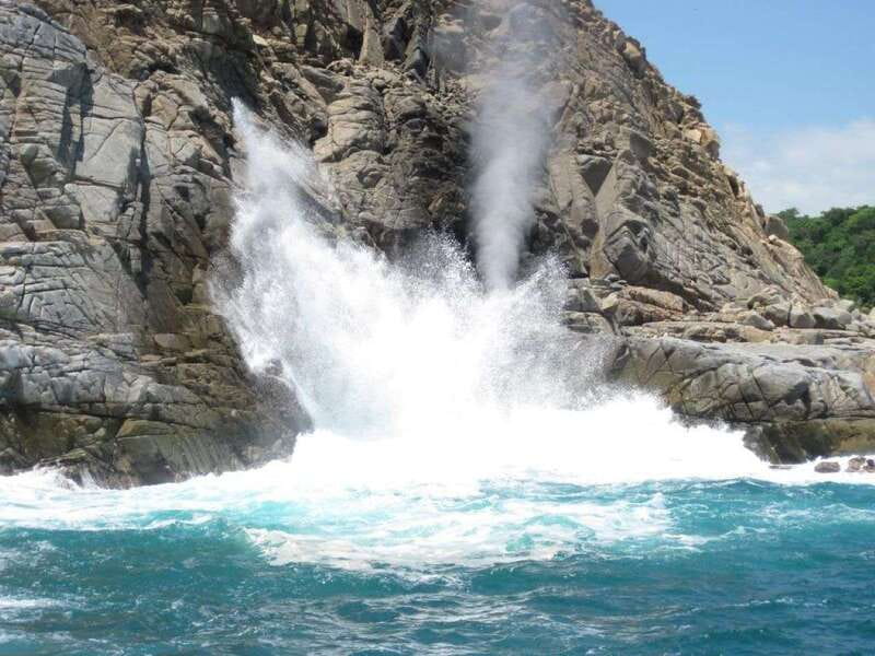 Huatulco: Bays Boat Tour with Snorkeling and Hotel Pickup - Key things to know before you go