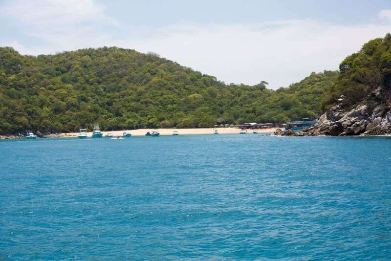 Huatulco: Bays Boat Tour with Snorkeling and Hotel Pickup - Maguey Bay beach time, swimming, and the restaurant reality