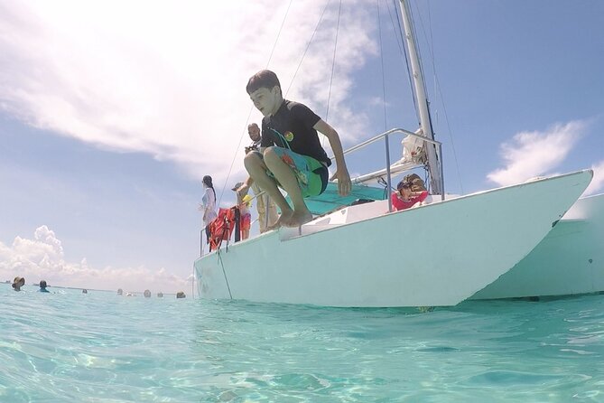 Isla Mujeres Catamaran Tour from Cancun with Snorkel and Open Bar - Safety and comfort on board: what to watch before you pick your spot