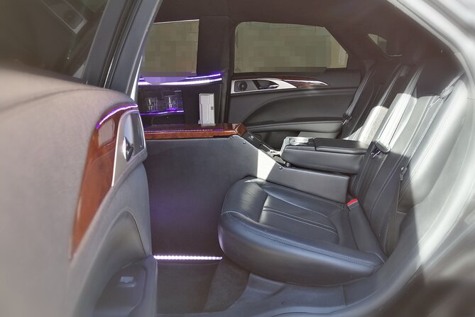 Lincoln Strecth Limousine with Wi Fi on board - The Tulum arrival welcome: espresso and cold towels