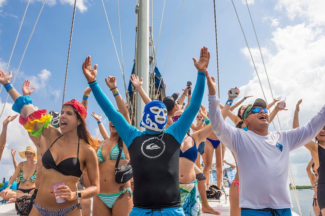 Luxury Catamaran tour to Isla Mujeres with transportation from Playa del Carmen - Onboard setup and open bar: where the day starts to feel like vacation