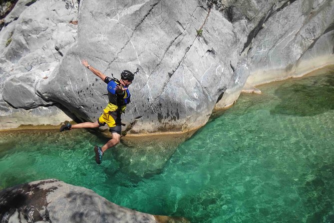 Matacanes : Canyoning + Hiking + Water Jumps + Rappel + Caves - Rappelling and climbing: where technique beats brute strength