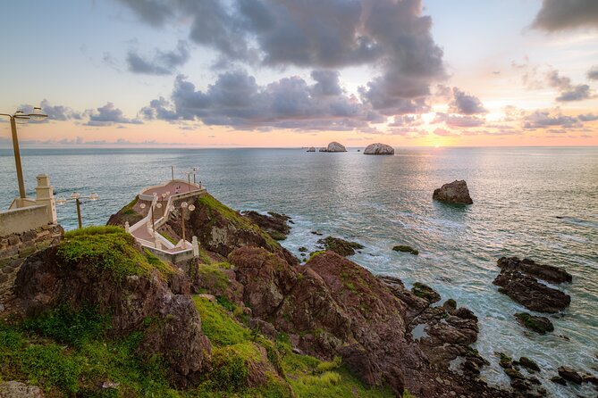 Mazatlan Sightseeing and Golden Zone - Stop 2: watching cliff jumpers from about 45 feet up