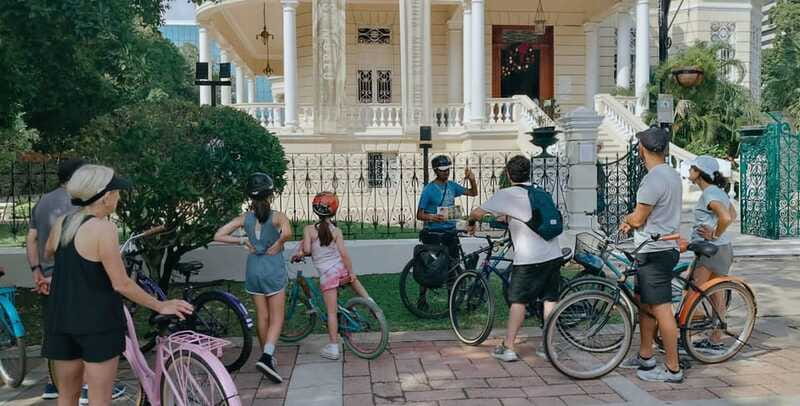 Mérida: Montejo Boulevard and Historic Center bike tour - La Plancha photo stop: when the tour shifts gears into street-level time