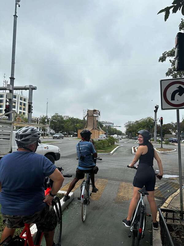 Mérida: The E-bike tour with history and culture - Montejo Avenue, from the Monumento a la Patria to mansion spotting