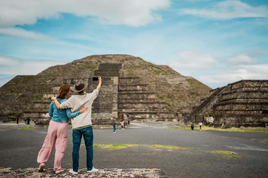 Mexico City: Teotihuacan, Tlatelolco & Guadalupe Shrine Tour - Pickup, bus comfort, and why the timing feels full