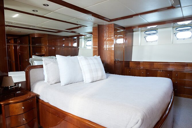 Number Juan 100ft Yacht Azimut Rental - Quick Highlights at a Glance