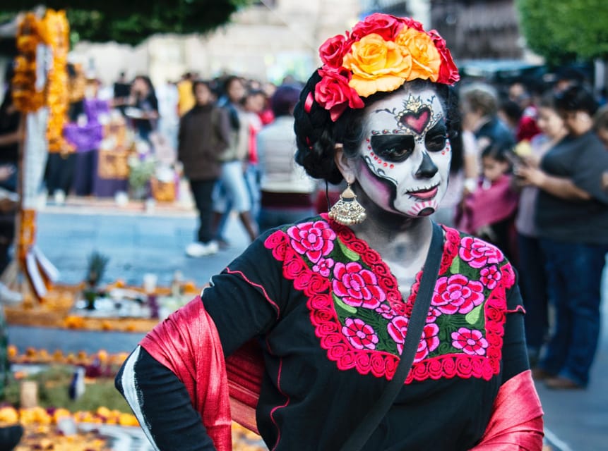 Oaxaca: Day of the Dead Evening Walking Tour with Dinner - Jalatlaco After the Crowds: A More Local Feeling