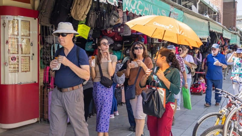 Oaxaca: Food and Markets Tour - Savory tastings: tamales, empanada al comal, and tlayudas