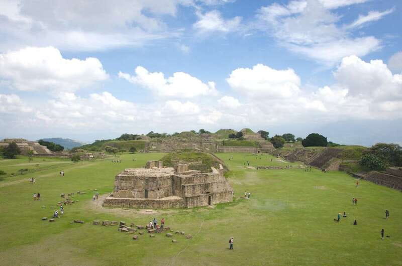 Oaxaca: Monte Alban and the Art of Oaxaca - Monte Albán and the Zapotec capital you can walk through