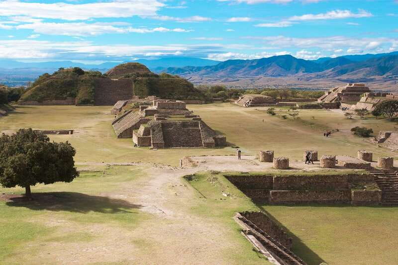 Oaxaca: Monte Alban Guided Archaeological Tour - Monte Albán, the Zapotec capital you can grasp fast